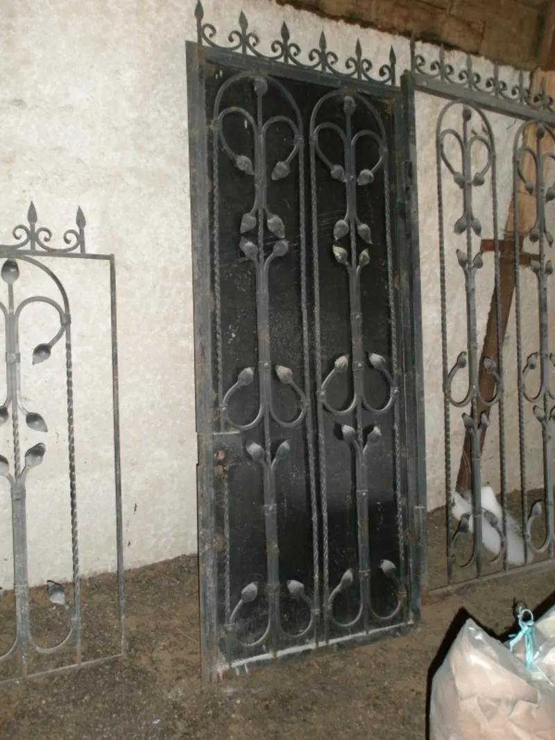 Кованные ворота + дверь (калитка) + 3 секции